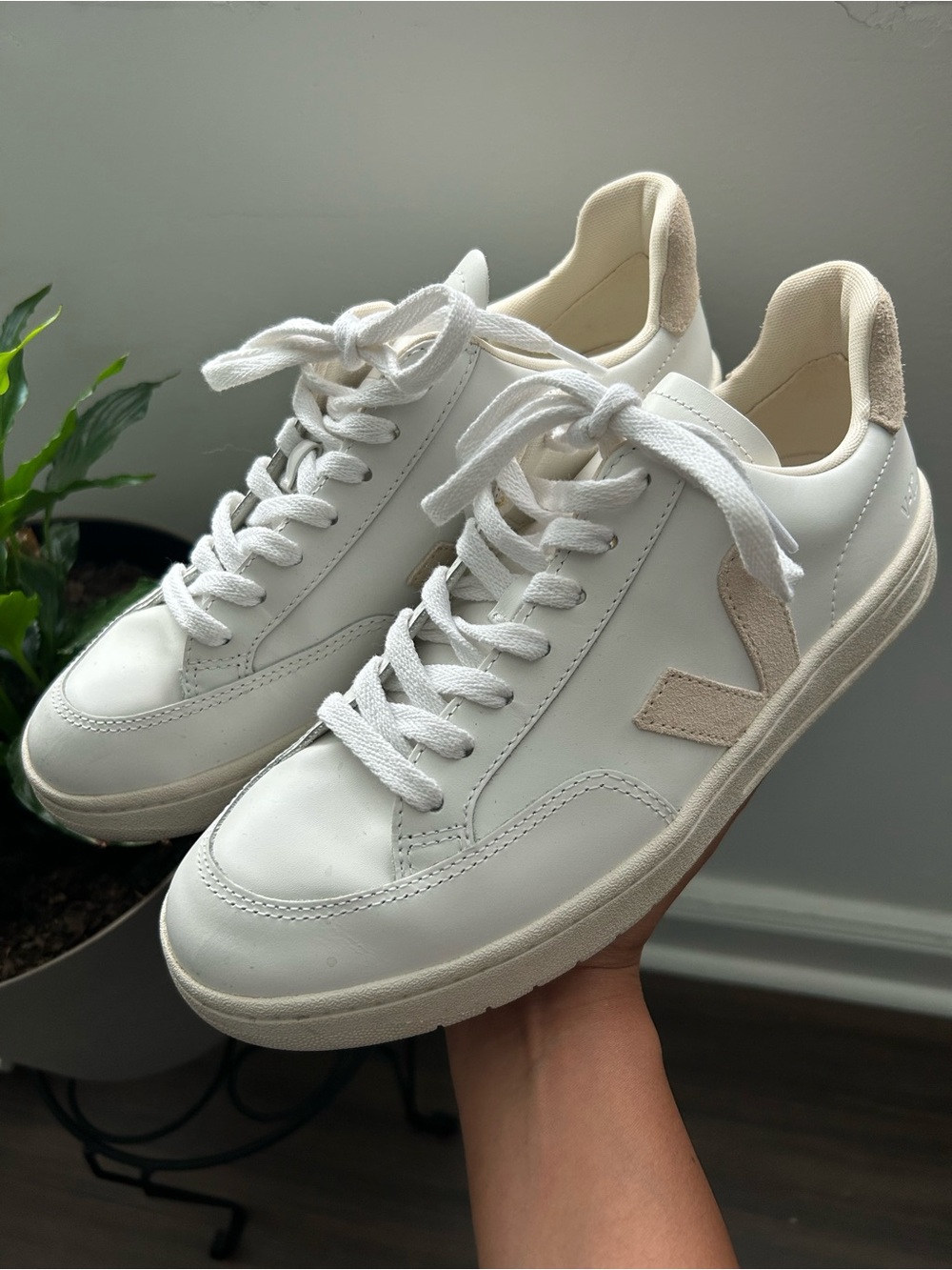 VEJA White/Beige Low Top Lace-Up Women’s Sneakers Logo Theme Rubber Outsole